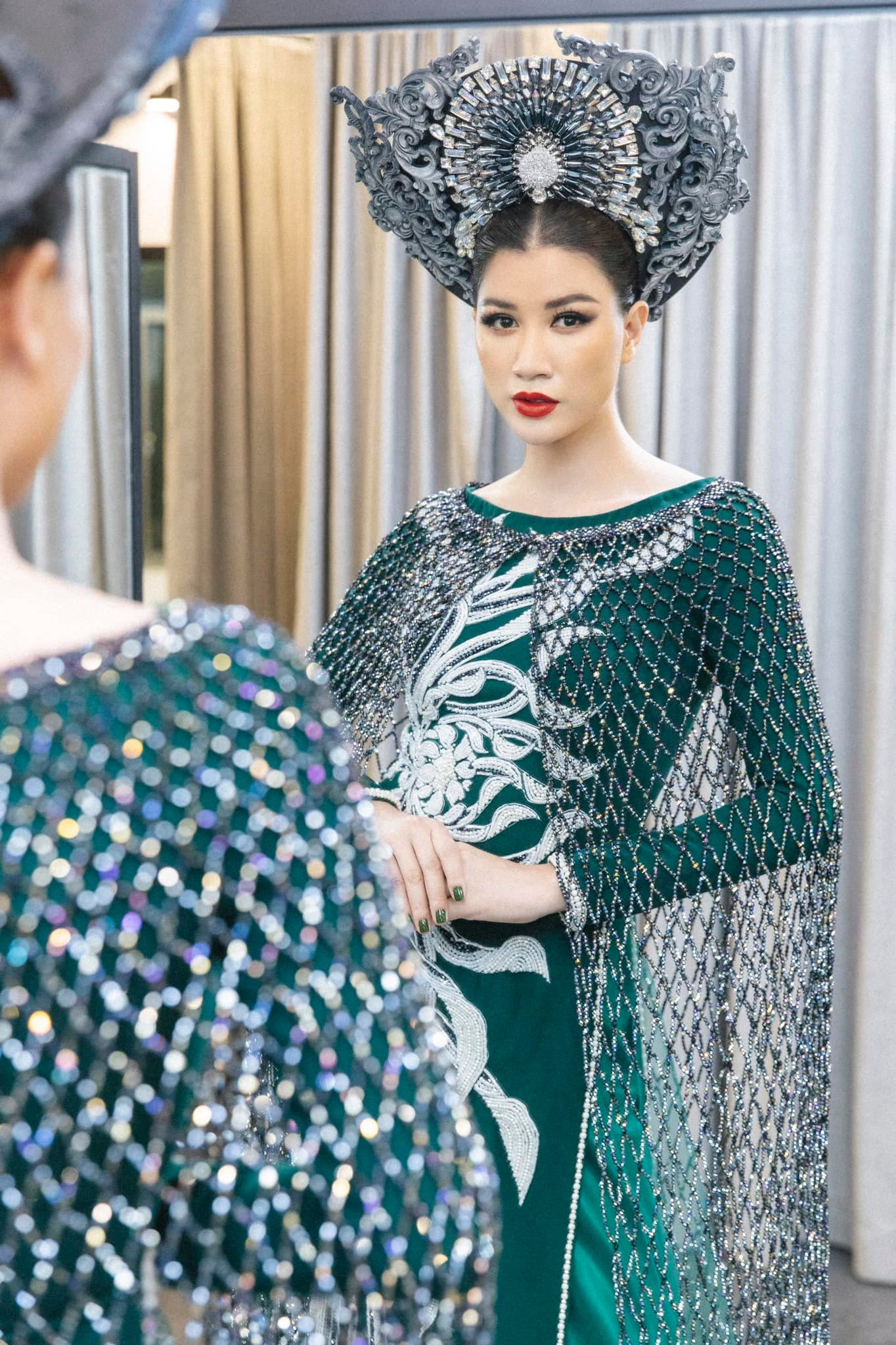 Trang Trần nói về màn catwalk mắc lưới: Tôi như chồi non hồi sinh sau dịch bệnh, nếu ngồi xuống gỡ lưới là gục ngã! Trang Trần chia sẻ những ẩn ý trong pha xử lý sự cố 'mắc lưới' trên sân khấu.