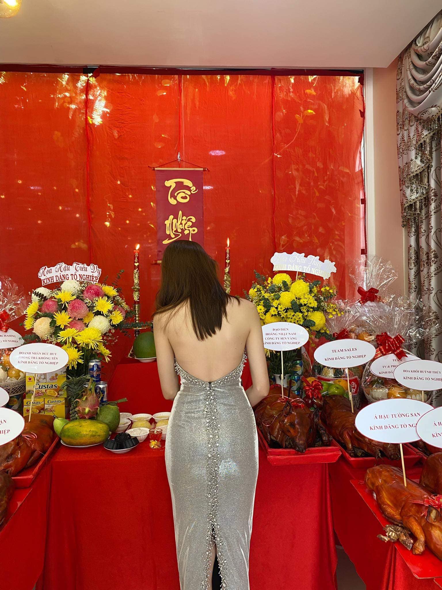 Thùy Tiên trong buổi lễ cúng Tổ trước khi sang Thái thi Hoa hậu.
