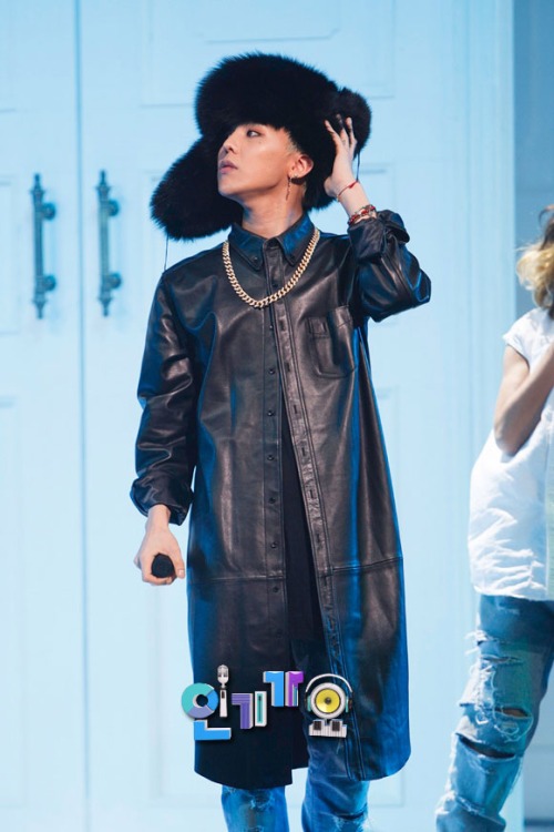 Trang phục của Sơn Tùng na ná outfit của G-Dragon 7 năm về trước.