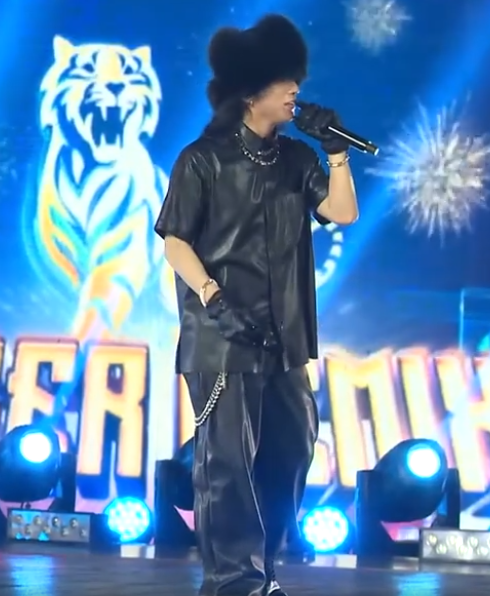 Sơn Tùng xuất hiện siêu cá tính trong đêm nhạc coutdown chào đón năm mới 2022. 