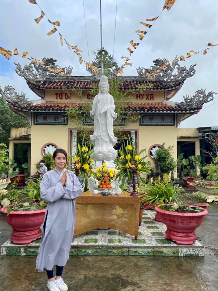 Chi Pu về Phú Yên cúng dường và làm từ thiện tại chùa An Sơn.