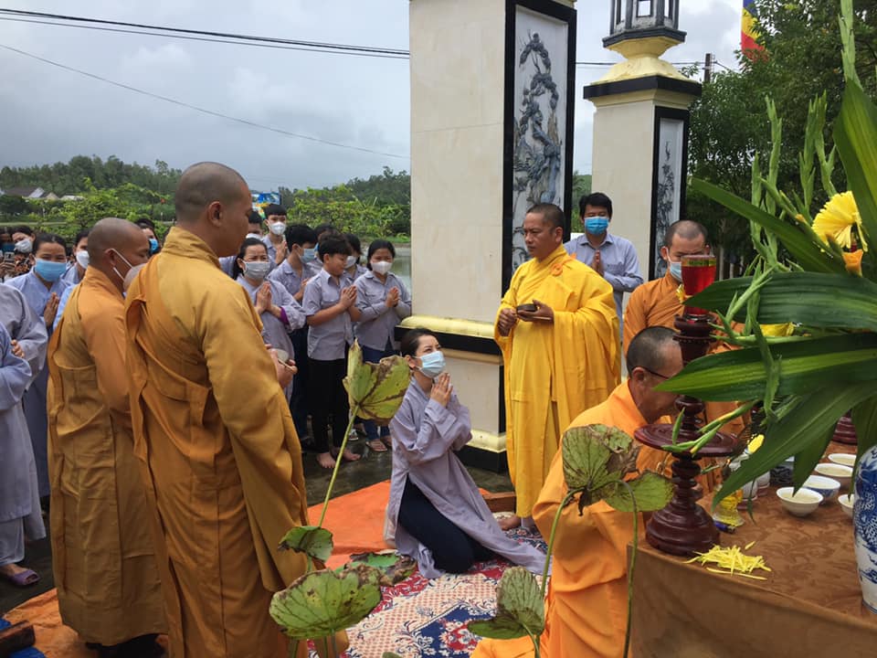 Vừa về Việt Nam, Chi Pu đã đến chùa cúng dường đầu năm, trao quà từ thiện - ảnh 3