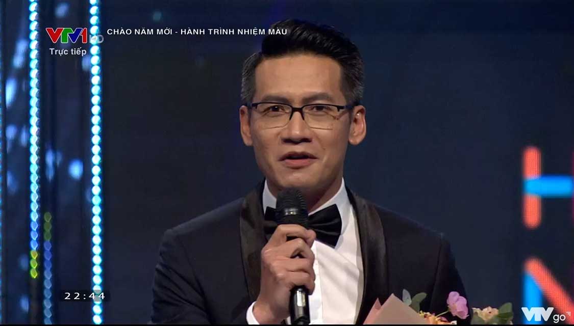 BTV Tuấn Dương tại Ban Thời sự VTV dành được giải thưởng ''Người dẫn chương trình ấn tượng nhất'.