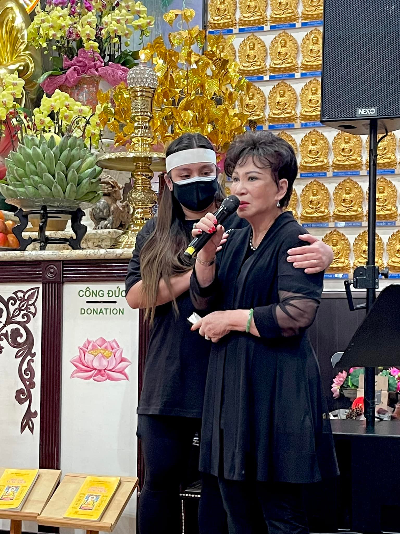 Nhiều nghệ sĩ tranh thủ đến thắp nhang cho cố ca sĩ Phi Nhung trong lễ cúng 100 ngày.