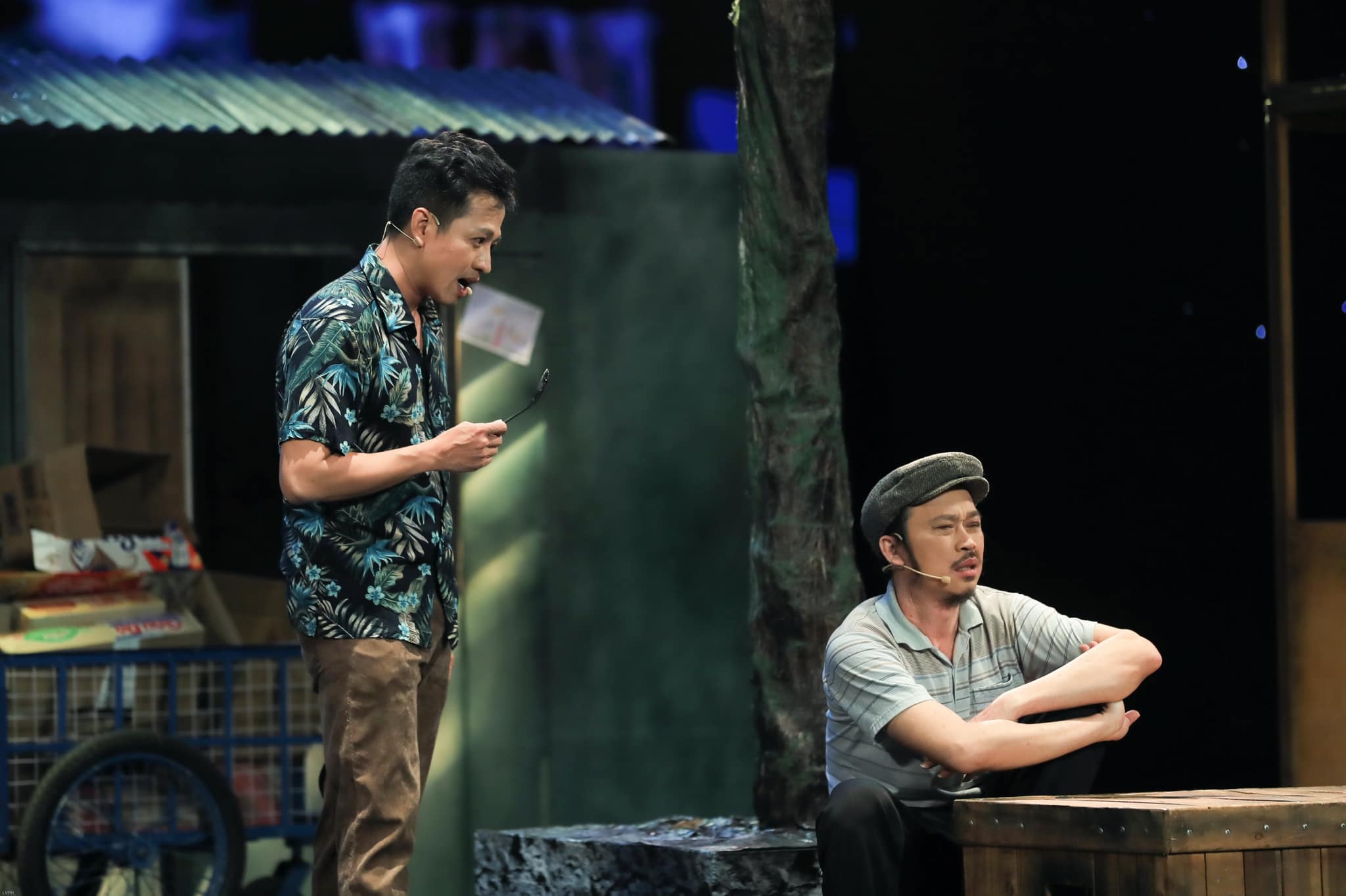 Loạt hình NSUT Hoài Linh trên sân khấu kịch ngày trở lại: Thần sắc tươi tắn, diễn xuất thần Khán giả vui mừng vì danh hài xứ Quảng quyết định trở lại làm nghề.