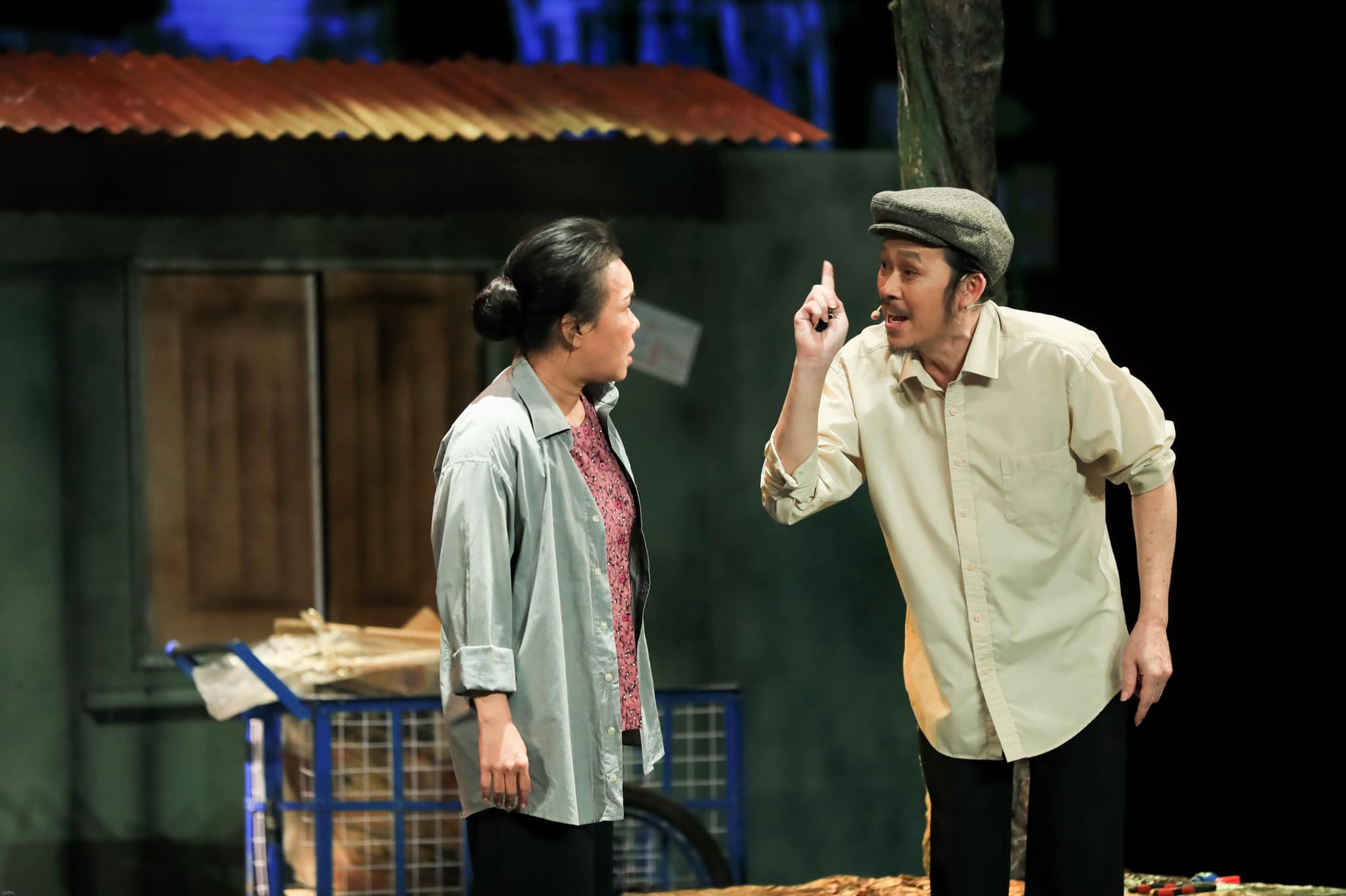 Loạt hình NSUT Hoài Linh trên sân khấu kịch ngày trở lại: Thần sắc tươi tắn, diễn xuất thần Anh có màn tung hứng ăn ý với bạn diễn Việt Hương.