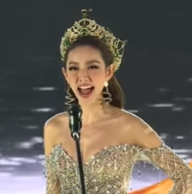 Hoa hậu Thùy Tiên lạc giọng khi hô tên Việt Nam trên sân khấu, thần thái chuyên nghiệp đã cứu nàng hậu