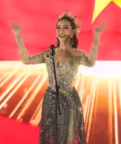 Hoa hậu Thùy Tiên lạc giọng khi hô tên Việt Nam trên sân khấu, thần thái chuyên nghiệp đã cứu nàng hậu