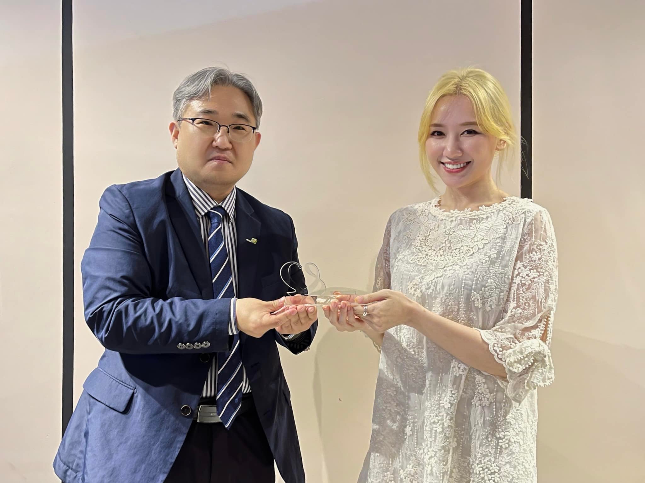 Hari Won nhận kỷ niệm chương sau hành trình 5 năm đồng hành cùng quỹ hỗ trợ trẻ em - ảnh 2