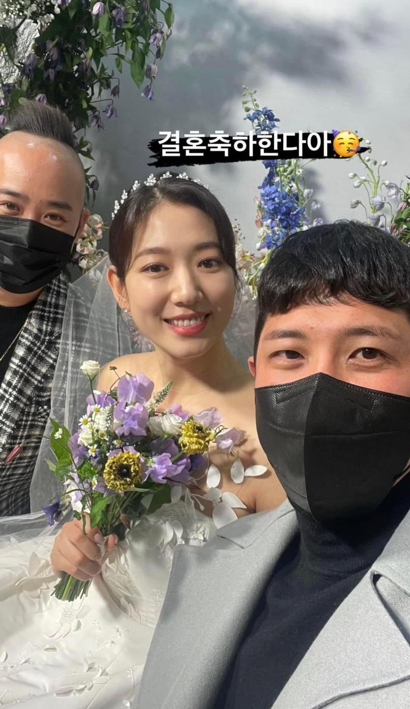 Cô dâu Park Shin Hye rạng rỡ trong ngày cưới.