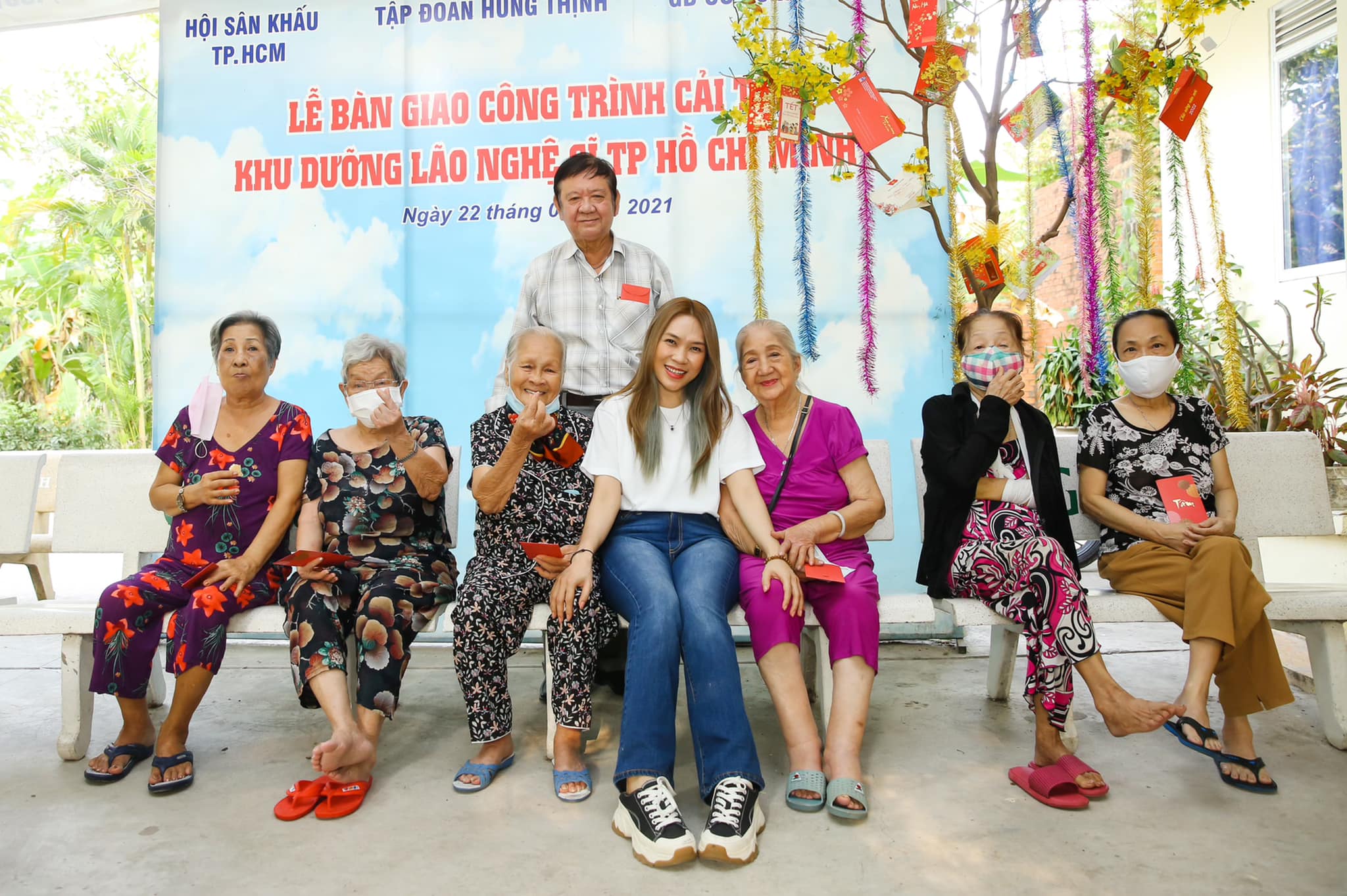 Trước đó, Mỹ Tâm đã đến thăm các tiền bối nghệ sĩ tại viện dưỡng lão TP.HCM.