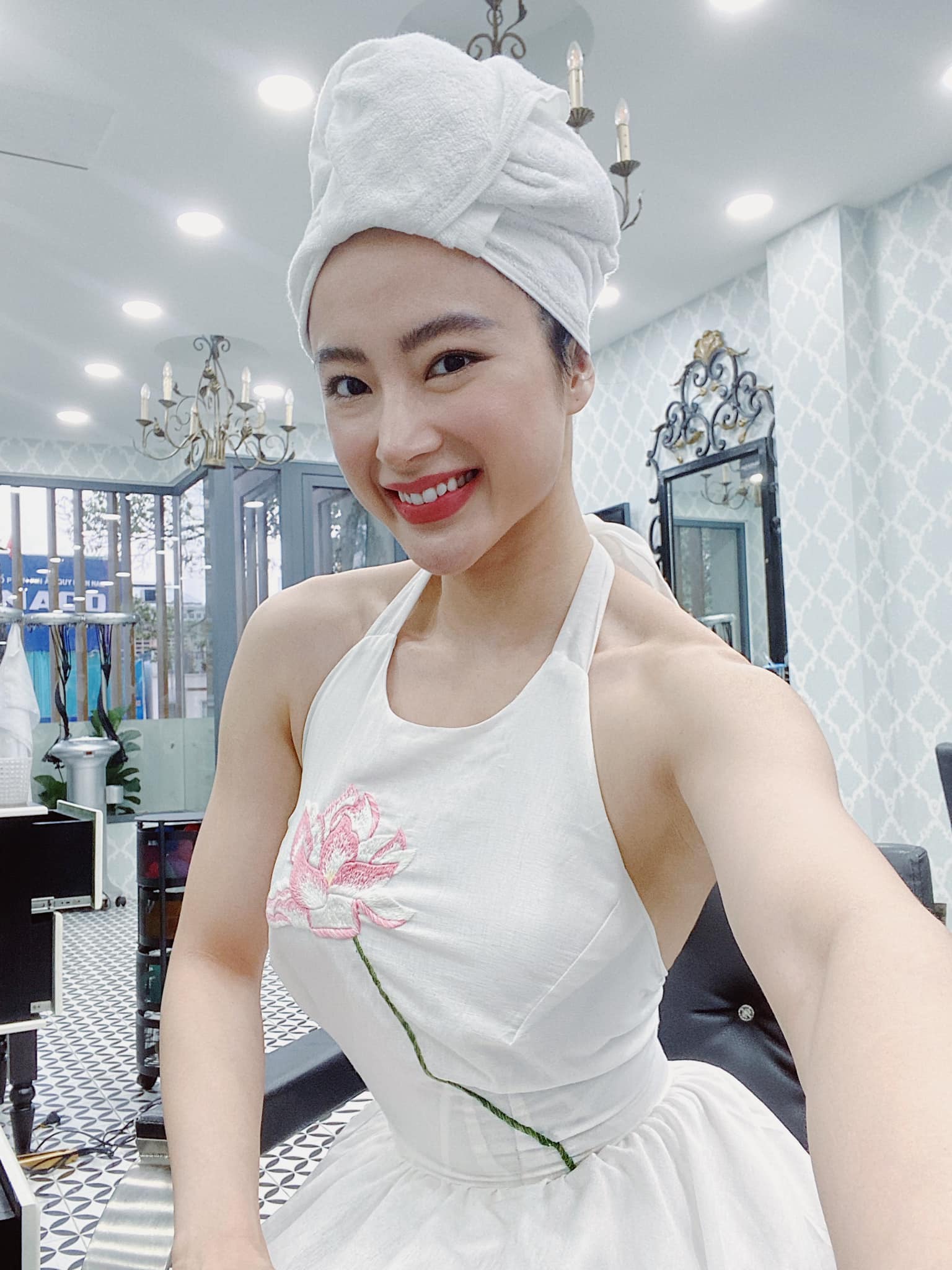 Hình ảnh selfie khoe vòng eo con kiến đánh tan tin đồn đang mang thai của Angela Phương Trinh.