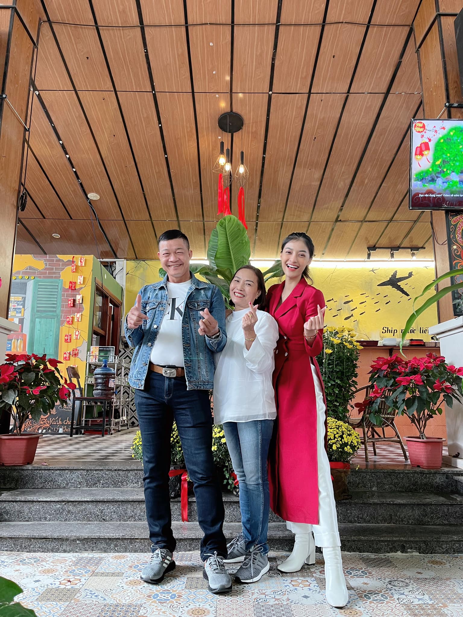 Các nàng hậu khoe ảnh bên gia đình ngày Tết, nhà nào cũng toàn gen trội! Các nàng hậu khoe ảnh bên gia đình ngày Tết, nhà nào cũng toàn gen trội!