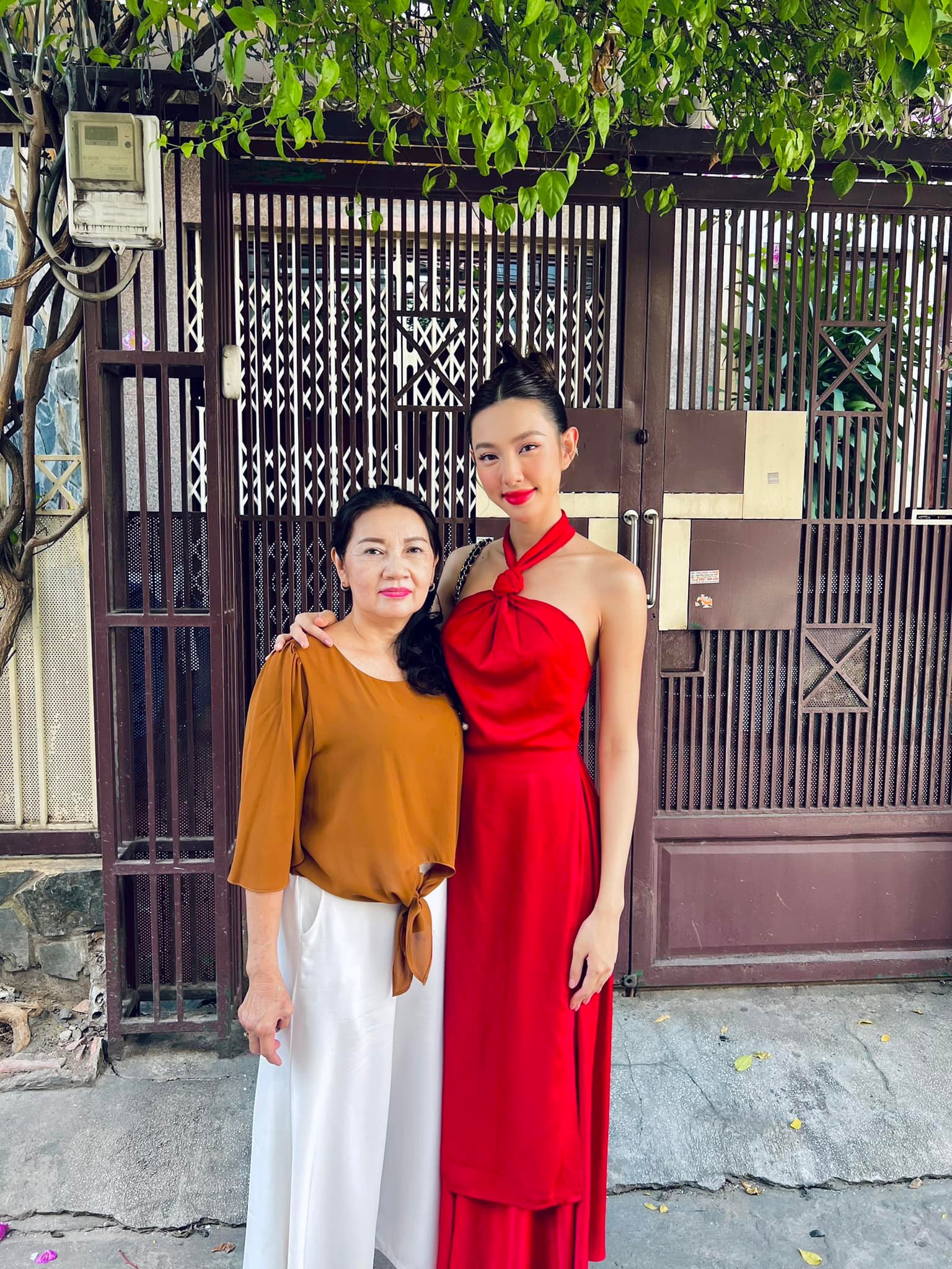 Các nàng hậu khoe ảnh bên gia đình ngày Tết, nhà nào cũng toàn gen trội! Các nàng hậu khoe ảnh bên gia đình ngày Tết, nhà nào cũng toàn gen trội!