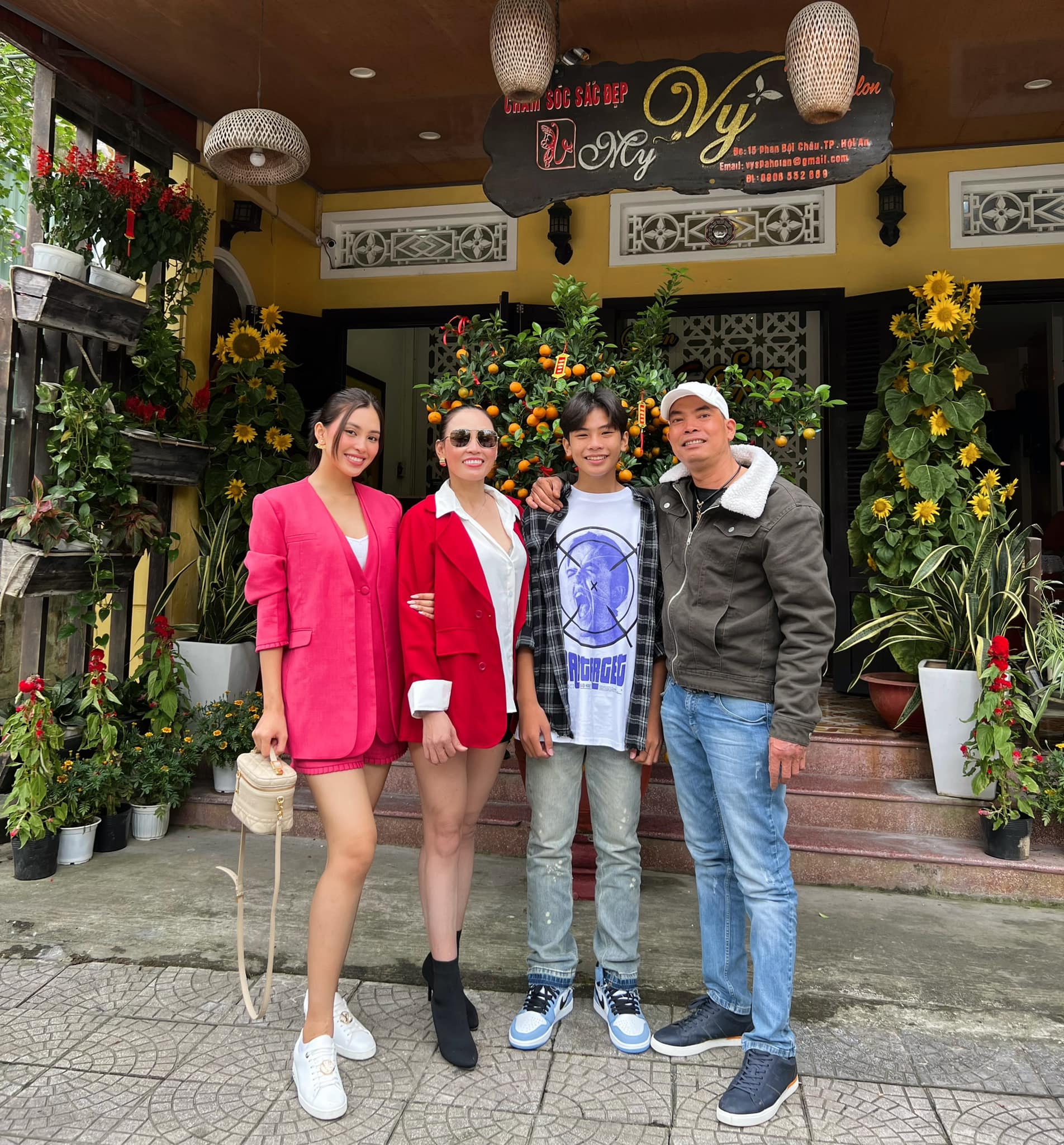 Các nàng hậu khoe ảnh bên gia đình ngày Tết, nhà nào cũng toàn gen trội! Các nàng hậu khoe ảnh bên gia đình ngày Tết, nhà nào cũng toàn gen trội!