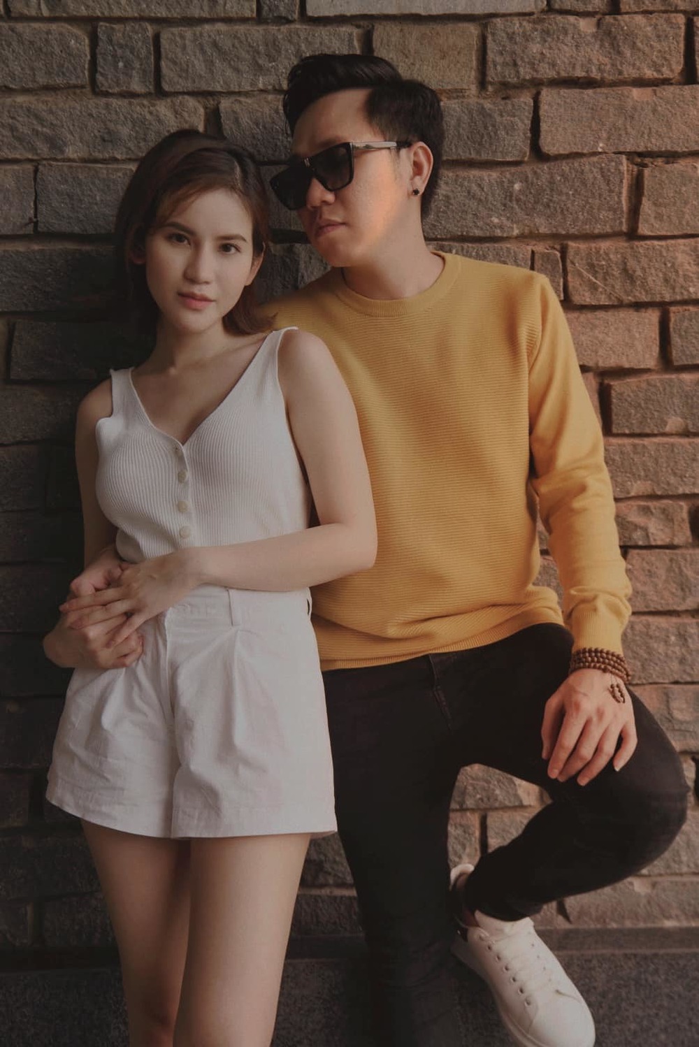 Diễn viên Anh Đức cùng cô gái lạ xuất hiện trong sinh nhật Trấn Thành hậu lùm xùm chia tay người cũ Anh Đức chia tay bạn gái Uyên Tô sau gần 1 năm hẹn hò.