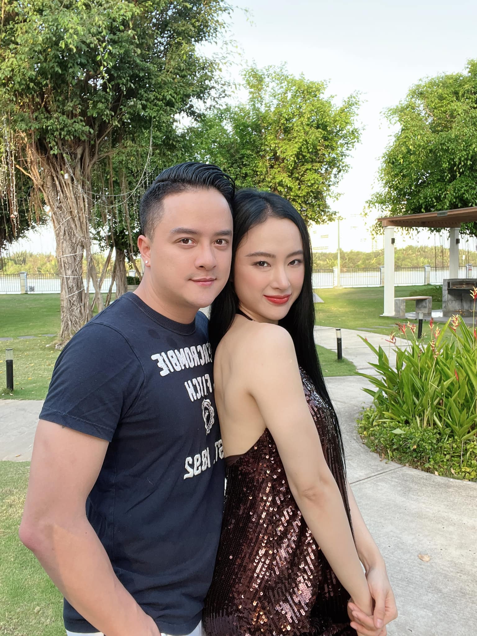 Cao Thái Sơn chụp ảnh tình tứ bên Angela Phương Trinh, CĐM bảo cưới nhau đi