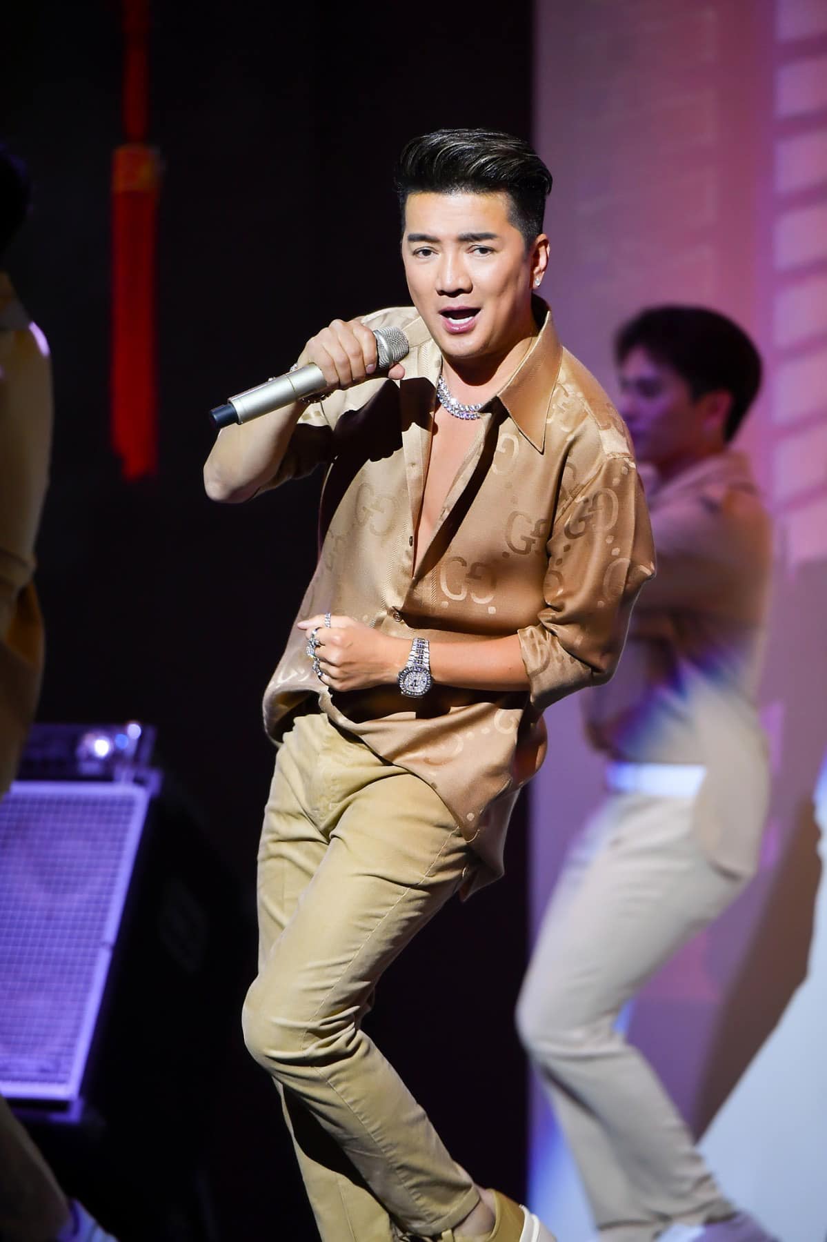 Đàm Vĩnh Hưng lại bay sang Mỹ diễn, tất bật chạy show dù bị nữ CEO chiếu tướng Đàm Vĩnh Hưng lại bay sang Mỹ diễn, tất bật chạy show dù bị nữ CEO chiếu tướng