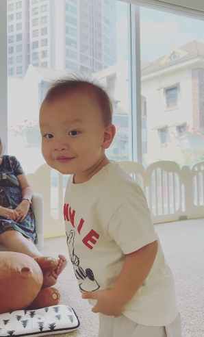 Hồ Ngọc Hà bốc phốt con trai Leon mắt mí lót mà thích trợn tròn hù dọa người khác siêu hài Hồ Ngọc Hà bốc phốt con trai Leon mắt mí lót mà thích trợn tròn hù dọa người khác siêu hài