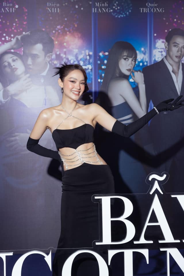 Minh Hằng muốn ngất vì nín thở để mặc trang phục cắt xẻ cực táo bạo khi đi sự kiện Minh Hằng muốn ngất vì nín thở để mặc trang phục cắt xẻ cực táo bạo khi đi sự kiện
