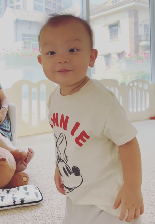 Hồ Ngọc Hà bốc phốt con trai Leon mắt mí lót mà thích trợn tròn hù dọa người khác siêu hài Hồ Ngọc Hà bốc phốt con trai Leon mắt mí lót mà thích trợn tròn hù dọa người khác siêu hài