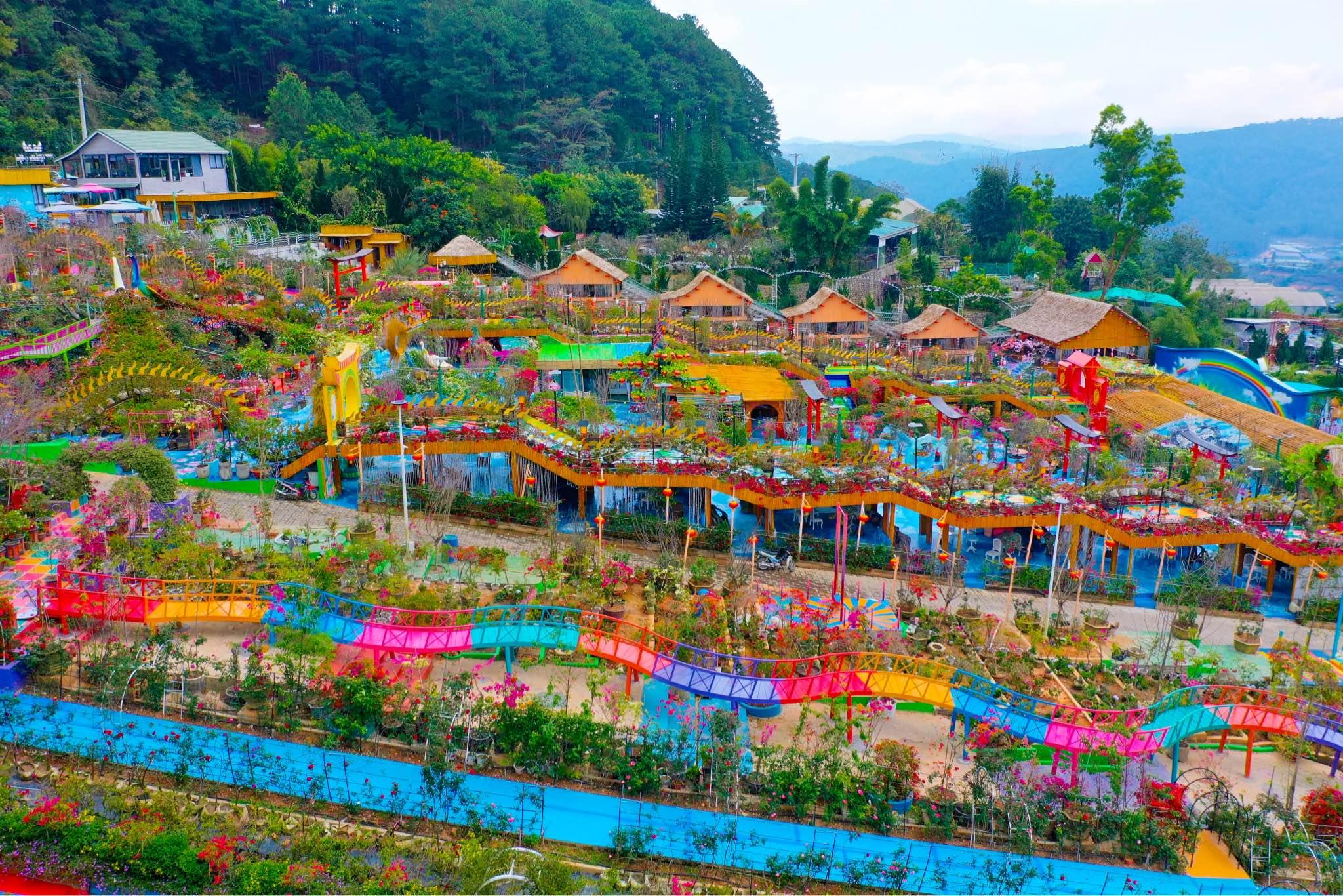 Vườn Thượng Uyển Bay tại Đà Lạt bị cư dân mạng phản đối kịch liệt vì thiết kế màu sắc như 'rạp xiếc' - ảnh 3