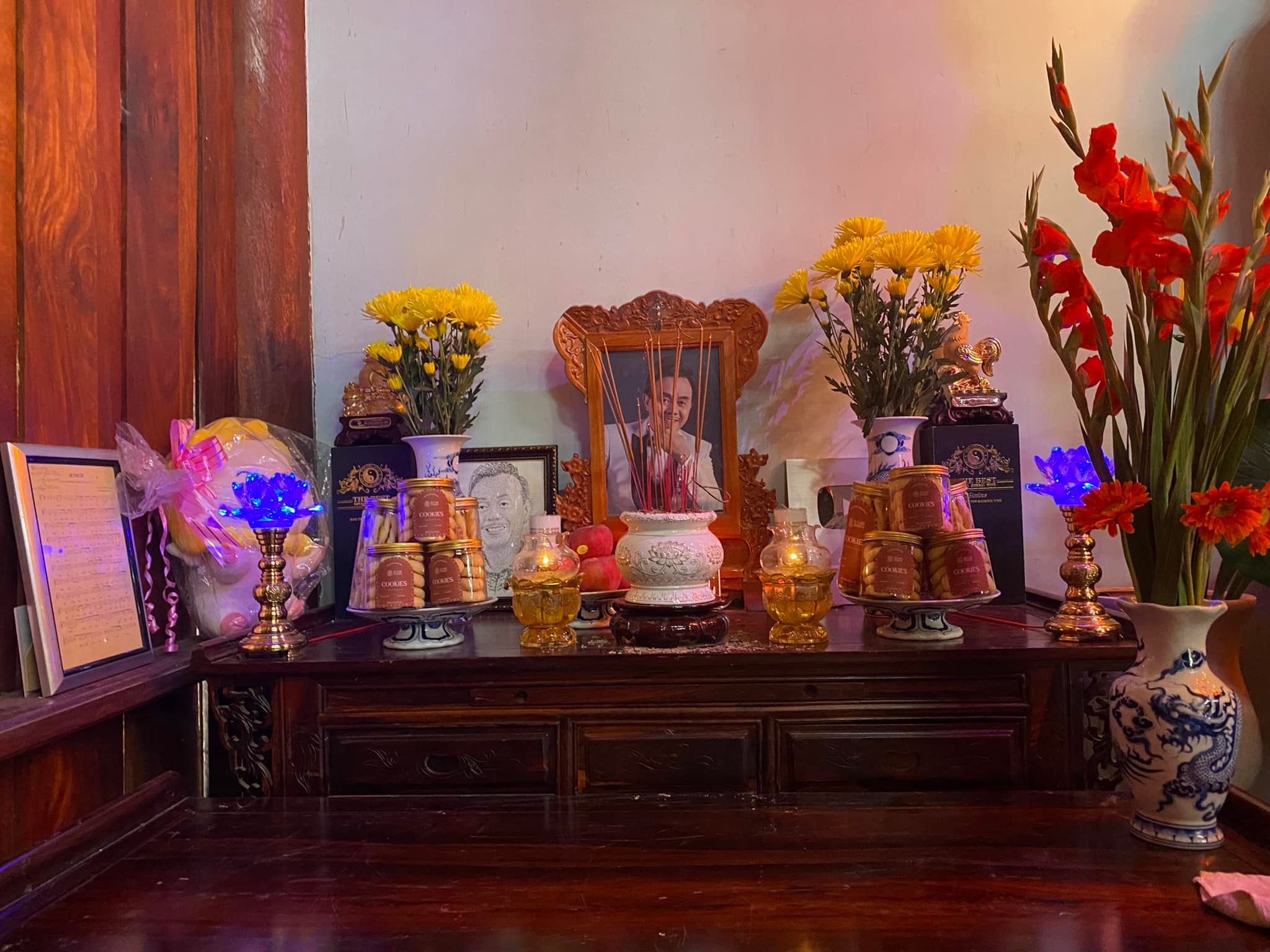 Vợ cố NS Chí Tài đến thăm đền thờ tổ của NSUT Hoài Linh, biết ơn vì chồng được chăm sóc hương khói