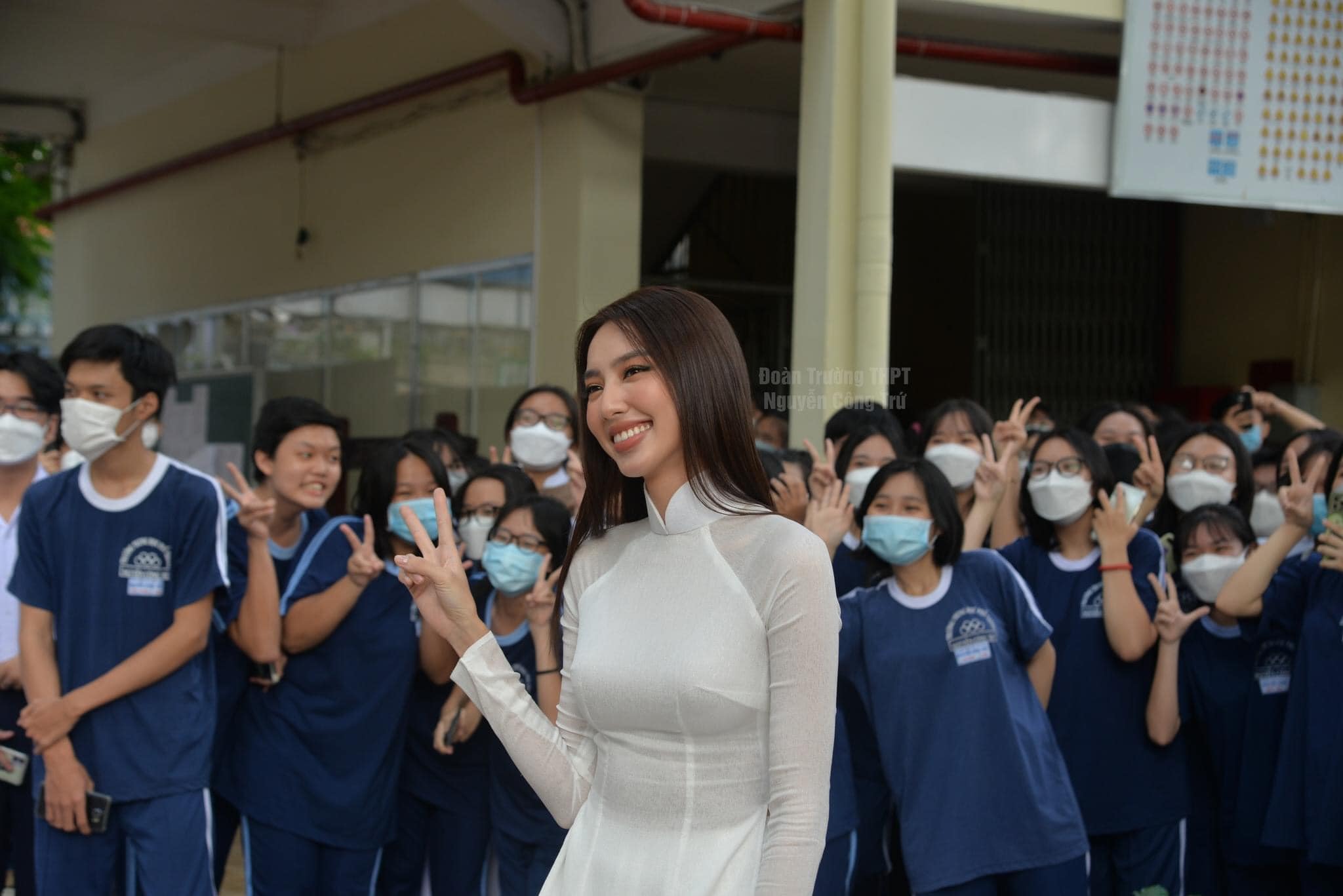 Hoa hậu Thùy Tiên xinh đẹp giản dị trong tà áo dài ngày trở về thăm trường xưa