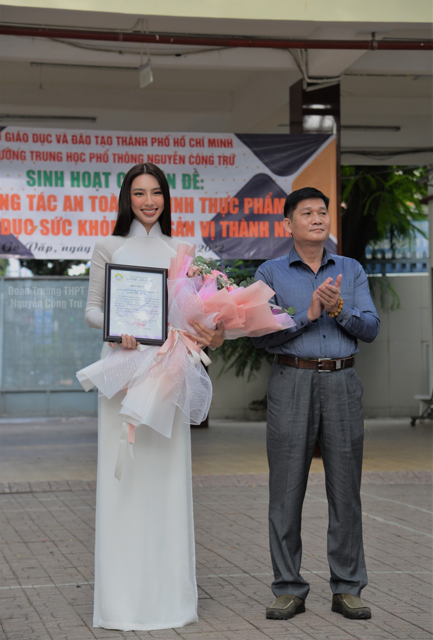Hoa hậu Thùy Tiên xinh đẹp giản dị trong tà áo dài ngày trở về thăm trường xưa