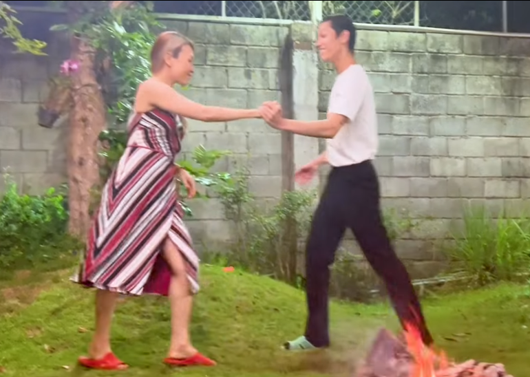 Mỹ Tâm khiêu vũ cực lãng mạn cùng trai lạ trong vườn nhà, fan cười xỉu khi nhìn đôi dép nữ ca sĩ mang - ảnh 3