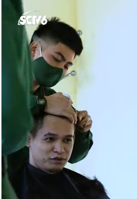 Đồng chí hớt tóc trong Sao nhập ngũ được netizen đồng loạt xin in tư vì quá soái ca dù đang đeo khẩu trang