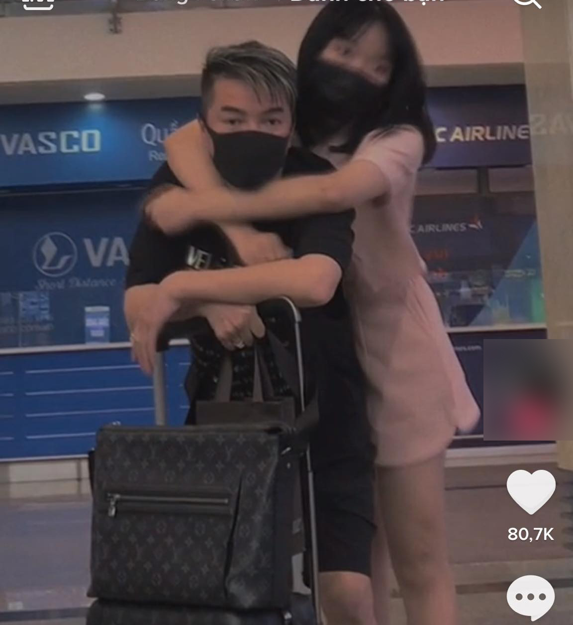 Xôn xao hình ảnh Đàm Vĩnh Hưng được bạn gái trẻ tuổi tiễn đưa mùi mẫn ở sân bay?