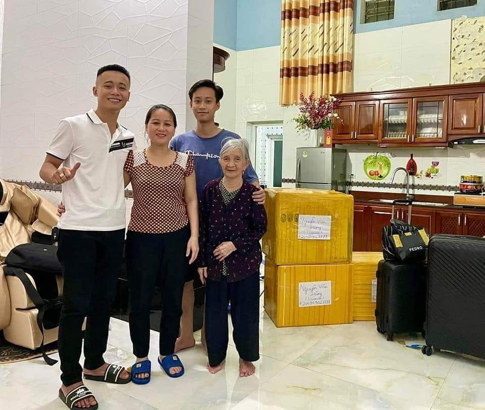 Quang Linh Vlog chia tay gia đình tại Việt Nam, tiếp tục bay qua Châu Phi để xây dựng những giấc mơ