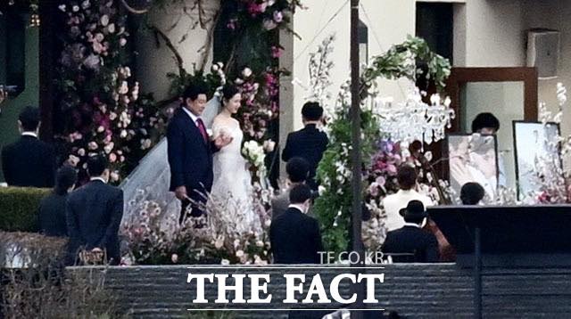 Hyun Bin nhắn nhủ lời hẹn thề đến Son Ye Jin, cô dâu bật khóc hạnh phúc, Gong Hyo Jin bắt được hoa cưới Bố Son Ye Jin dắt tay con gái vào lễ đường.