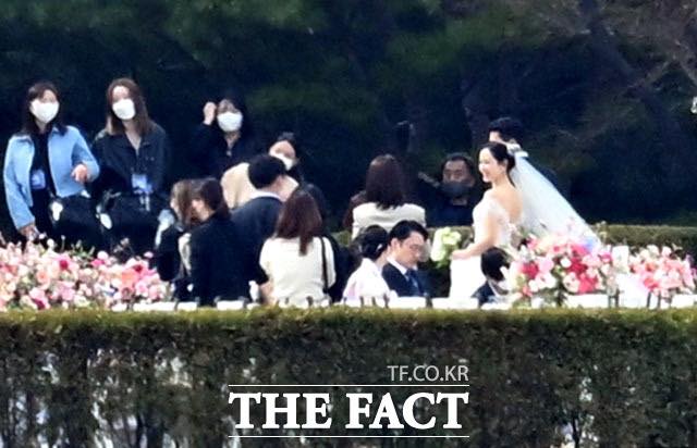 Hyun Bin nhắn nhủ lời hẹn thề đến Son Ye Jin, cô dâu bật khóc hạnh phúc, Gong Hyo Jin bắt được hoa cưới Nữ diễn viên không giấu được nụ cười hạnh phúc.