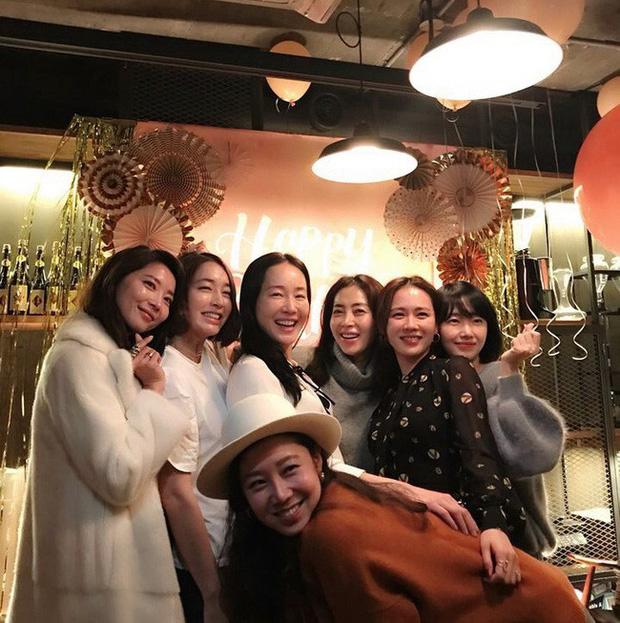 Hyun Bin nhắn nhủ lời hẹn thề đến Son Ye Jin, cô dâu bật khóc hạnh phúc, Gong Hyo Jin bắt được hoa cưới Hội bạn thân cô dâu có mặt đầy đủ trong hôn lễ.