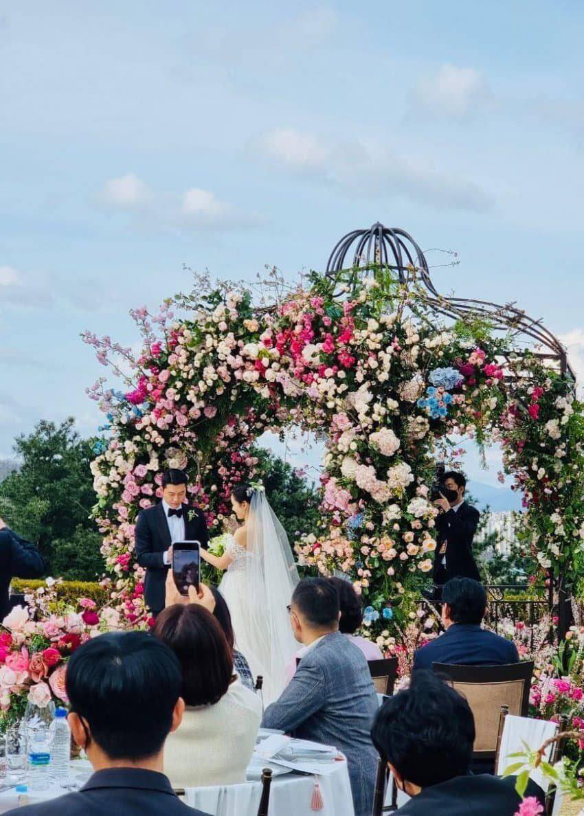 Hyun Bin nhắn nhủ lời hẹn thề đến Son Ye Jin, cô dâu bật khóc hạnh phúc, Gong Hyo Jin bắt được hoa cưới Khoảnh khắc Hyun Bin trao nhẫn cưới cho Son Ye Jin.