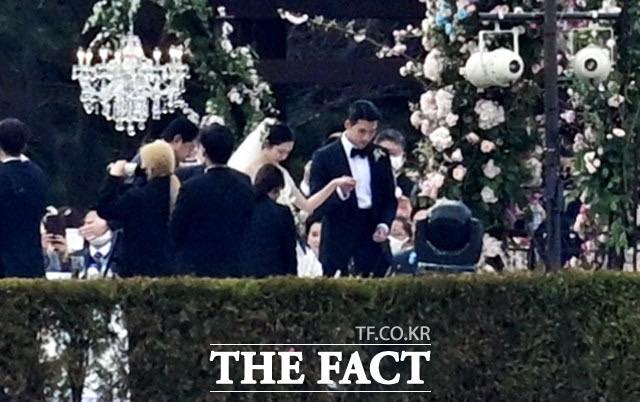Hyun Bin nhắn nhủ lời hẹn thề đến Son Ye Jin, cô dâu bật khóc hạnh phúc, Gong Hyo Jin bắt được hoa cưới Hyun Bin nắm tay vợ lên sân khấu.