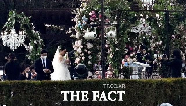 Hyun Bin nhắn nhủ lời hẹn thề đến Son Ye Jin, cô dâu bật khóc hạnh phúc, Gong Hyo Jin bắt được hoa cưới Son Ye Jin bật khóc vì quá hạnh phúc.