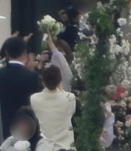 Hyun Bin nhắn nhủ lời hẹn thề đến Son Ye Jin, cô dâu bật khóc hạnh phúc, Gong Hyo Jin bắt được hoa cưới Khoảnh khắc Gong Hyo Jin bắt được hoa cưới từ cô dâu.