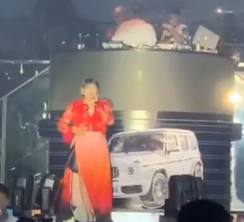 Xôn xao clip Hiền Hồ tái xuất showbiz sau scandal, hát hit tại club bên chiếc Mercedes G-63?
