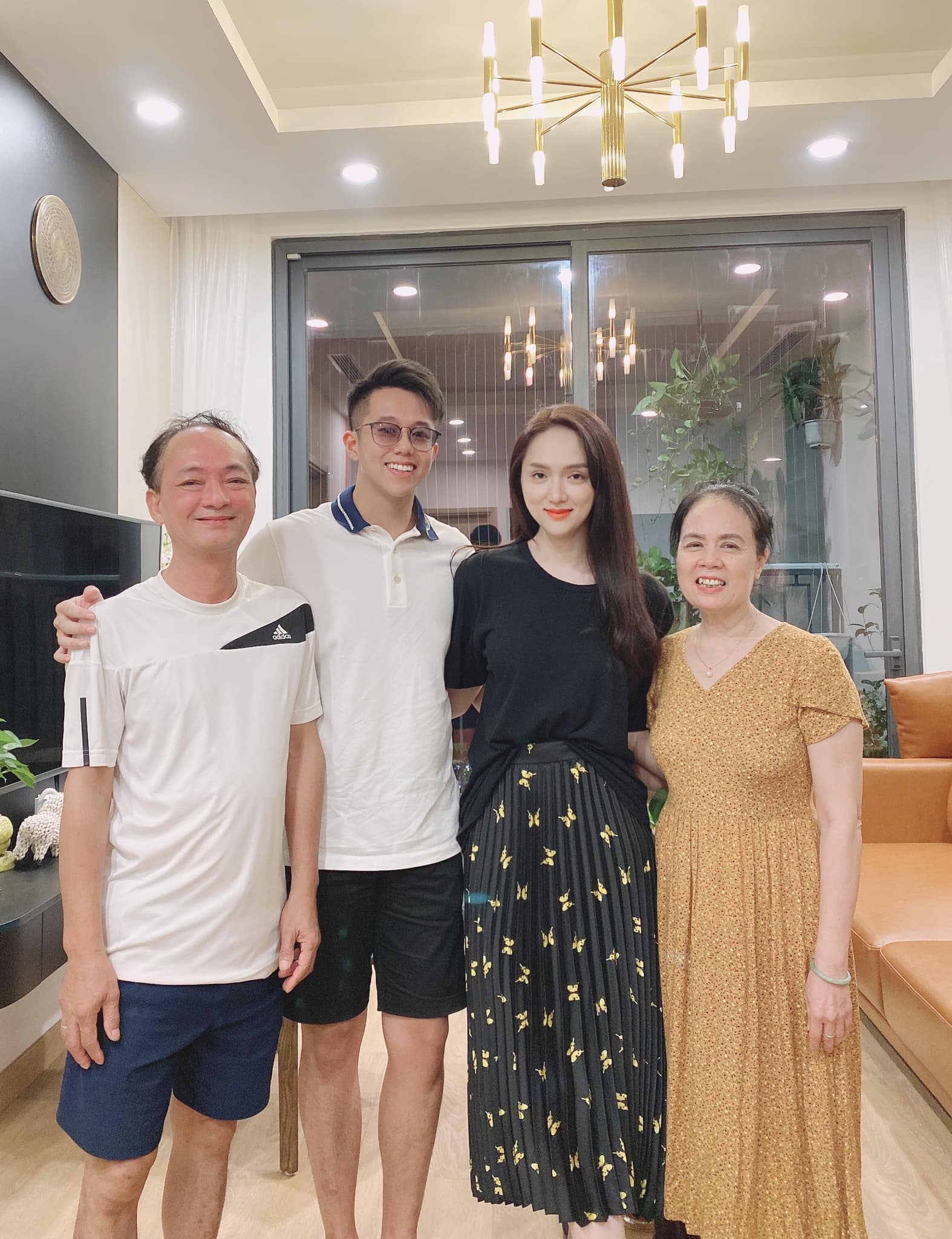 Matt Liu về Singapore thăm gia đình, tiết lộ mẹ ruột muốn gặp Hương Giang, cô nàng phản ứng thế này đây