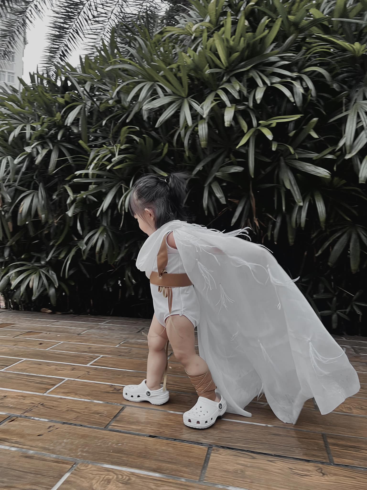 Con gái Đông Nhi cosplay hình ảnh nữ tộc của mẹ trong MV 'Đôi mi em đang u sầu' siêu cưng - ảnh 4