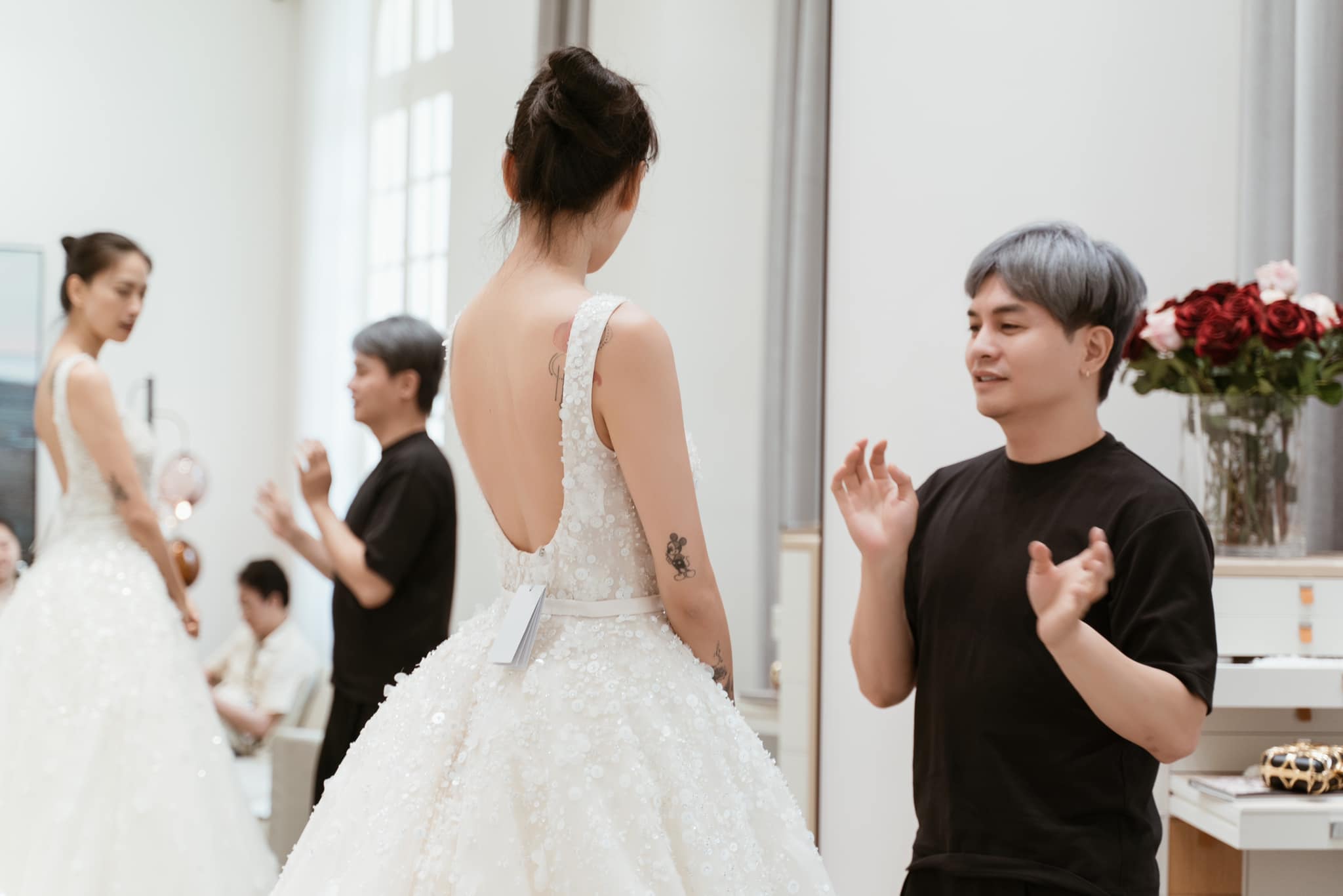 Ngô Thanh Vân bối rối khi chọn váy cưới, netizen bàn luận sôi nổi đưa lời khuyên cho đả nữ