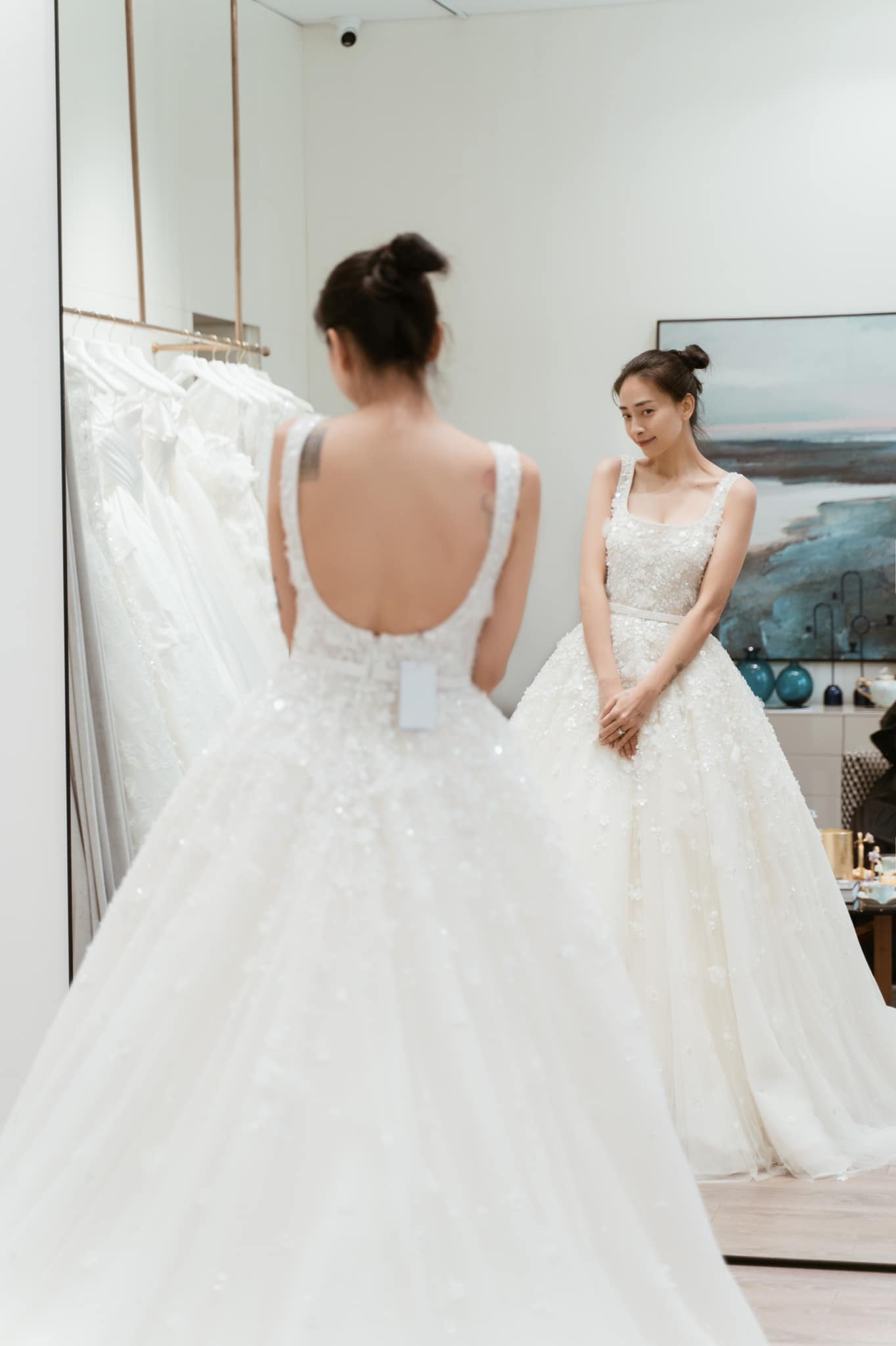 Ngô Thanh Vân chia sẻ cô đã bật khóc khi tìm được mẫu váy cưới quá ưng ý.