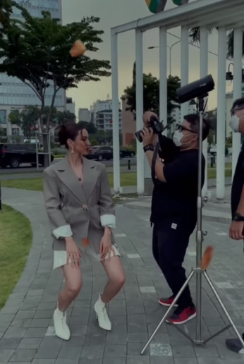 Hoa hậu Thùy Tiên bất mãn với photo vì bắt tạo dáng khó đỡ để chụp hình, fan nhìn chỉ biết cười