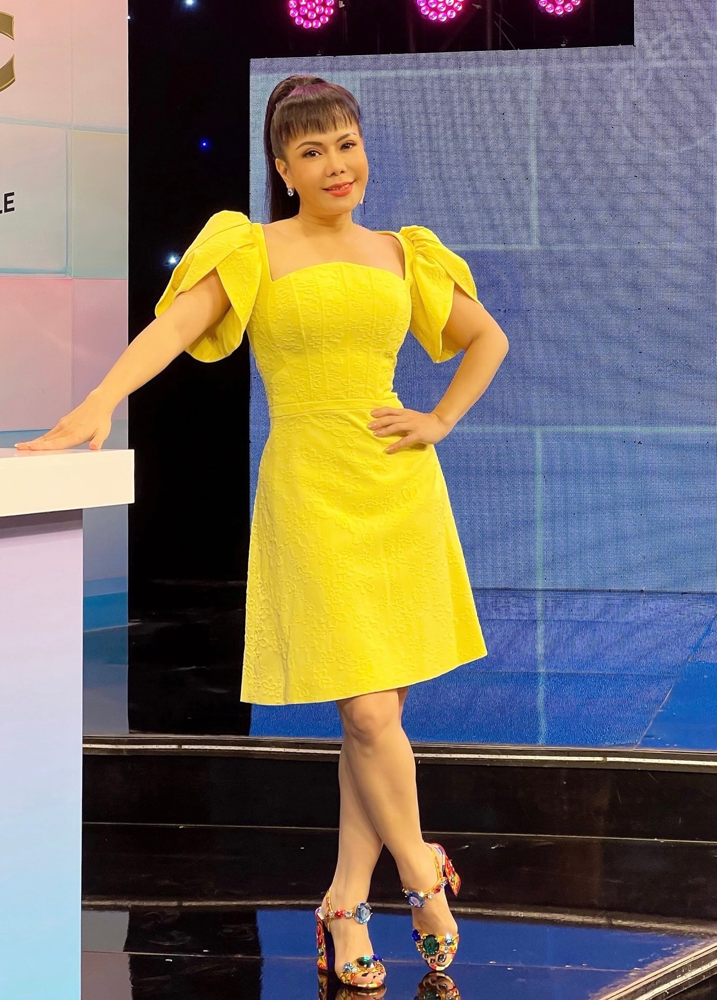 Chồng NS Việt Hương tiết lộ lý do bà xã quyết định cạo đầu để phục vụ nghệ thuật Sẵn sàng từ bỏ hình ảnh nền nã quen thuộc, Việt Hương sắp vào vai 'giang hồ' trong phim mới.