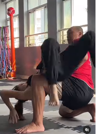 Để có màn ke đầu chất chơi trong Street Dance Việt Nam, Chi Pu đã khổ luyện muốn lủng cả đầu