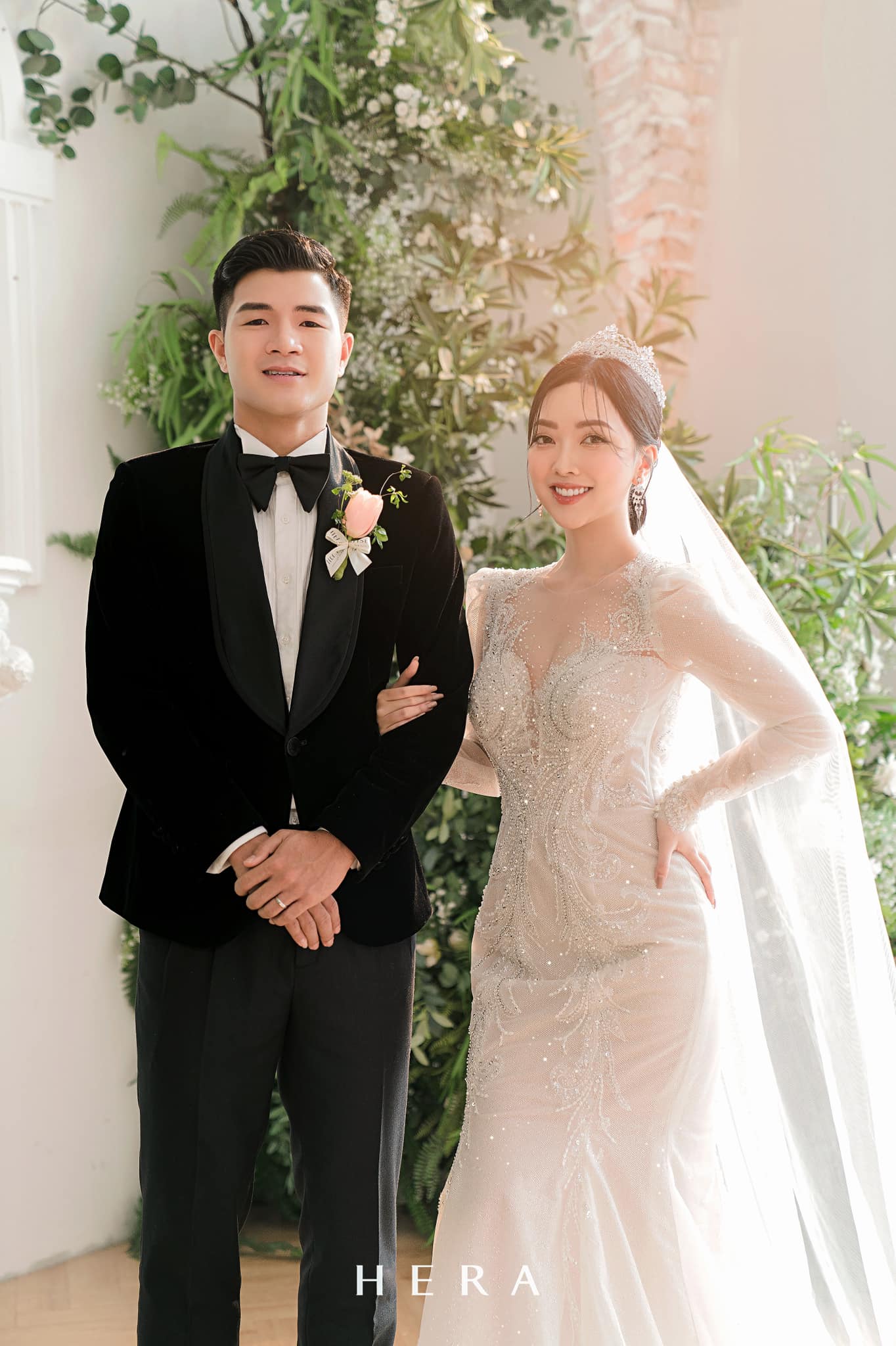 Cầu thủ Hà Đức Chinh tung ảnh cưới đẹp như mơ bên vợ hotgirl, nhan sắc cô dâu khiến dân tình phải trầm trồ