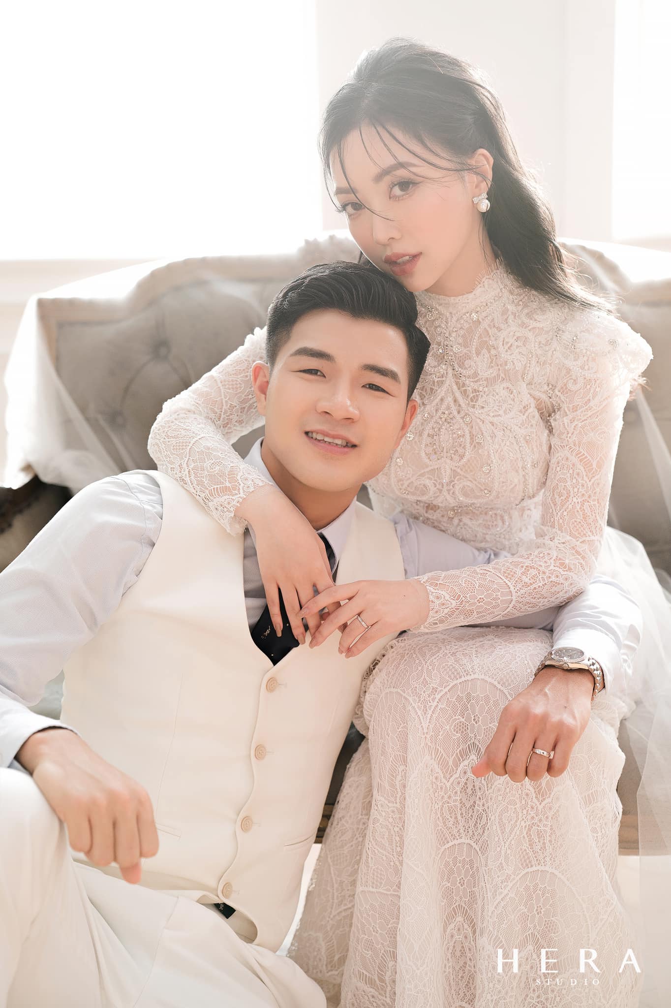 Cầu thủ Hà Đức Chinh tung ảnh cưới đẹp như mơ bên vợ hotgirl, nhan sắc cô dâu khiến dân tình phải trầm trồ